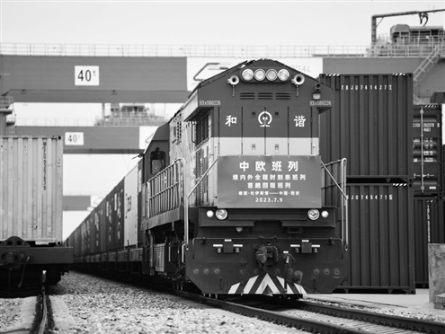 这是2023年7月10日拍摄的从德国杜伊斯堡返回西安国际港站的X8008次中欧班列。新华社发